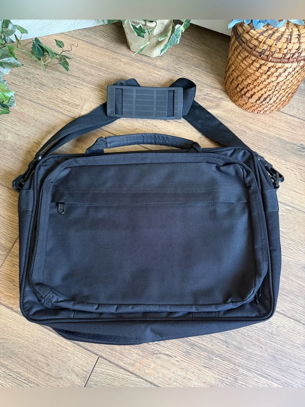 Genuine MLB New York Yankees Black Expandable Laptop Messenger Bag – Unisex - Picture 2 of 13